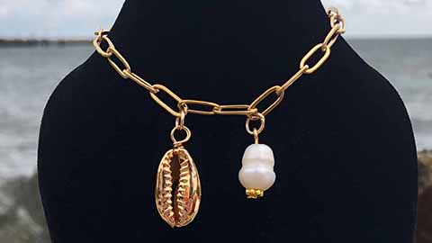 18k Gold Pearl Nekclace on black velvet bust