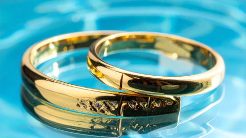 Go d ring bands in pool of water