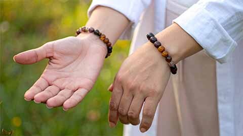 Wearing Tiger's Eye Crystal Bracelets Wearing Tiger's Eye Crystal Bracelets